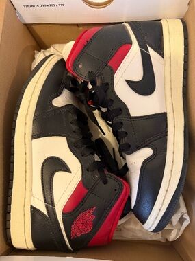 Jordan White Gold Shoe Box - Women's Air Jordan 1 Mid Packaging